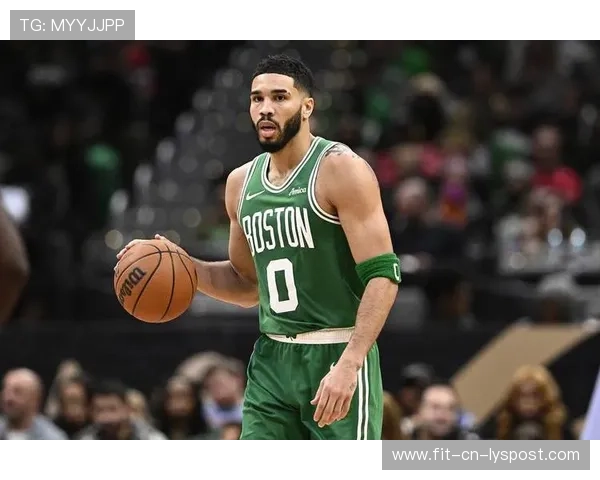 塔图姆持球不动，波士顿凯尔特人空间完全拉开